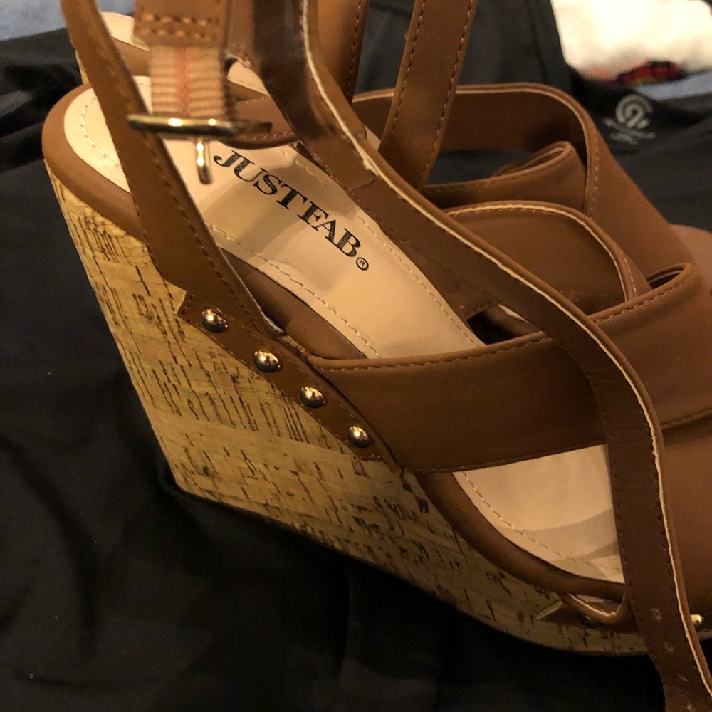 Great medium brown strap, cork wedges.